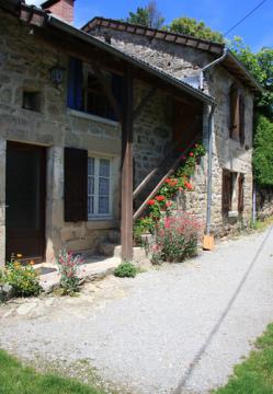 Saint-Amand-le-Petit : maison avec escalier extérieur