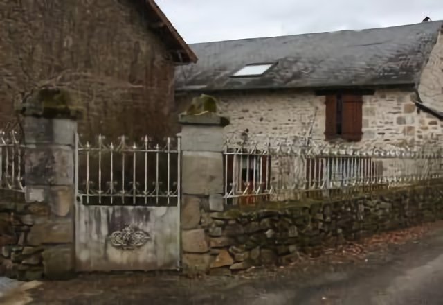 Les Billanges : petite maison petite cour