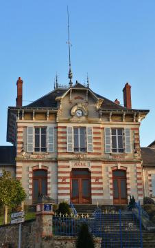 La façade de la mairie de Peyrilhac (Haute-Vienne, France)