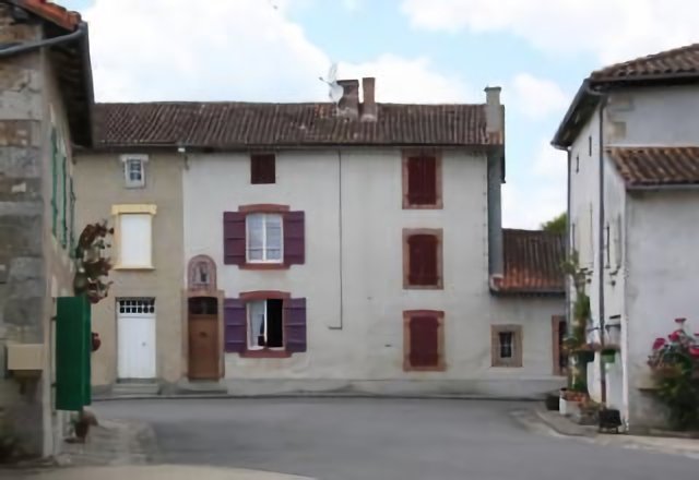 Saint-Bonnet-de-Bellac : place de l'église