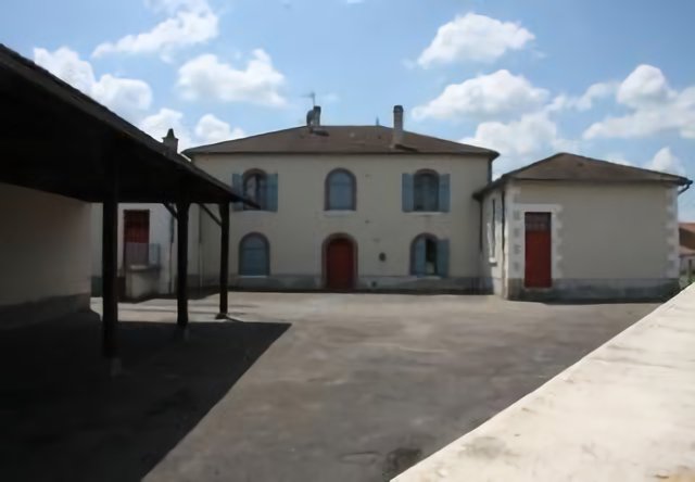 Saint-Bonnet-de-Bellac : cour d'école