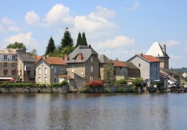 Peyrat-le-Château : maisons du bord de l'étang
