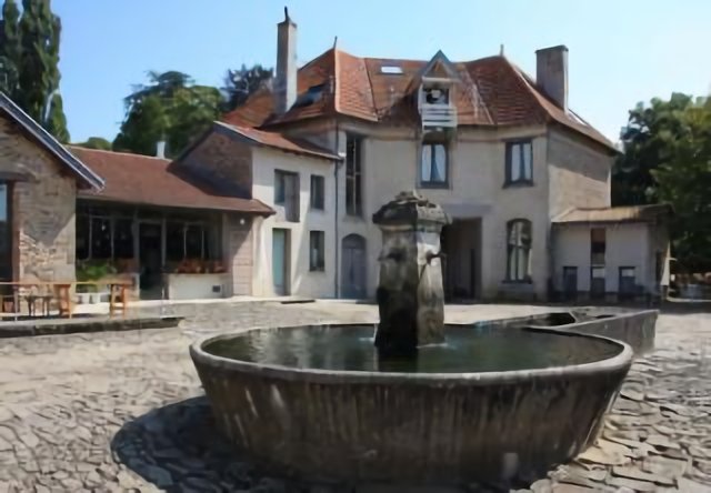 Villefavard : le bassin dans la cour de la Ferme