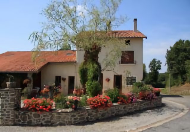 Villefavard : maison fleurie