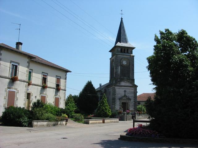 Doncières, commune des Vosges : mairie et église