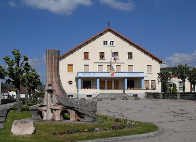 La mairie et la poste de Fresse-sur-Moselle