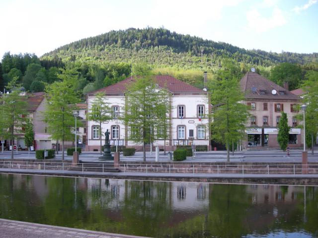 L'Hôtel de Ville de Moyenmoutier (Vosges), vu depuis les Jardins Dom Humbert Belhomme
