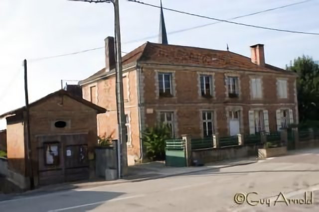 Montmorency-Beaufort, mairie et grange à pompe