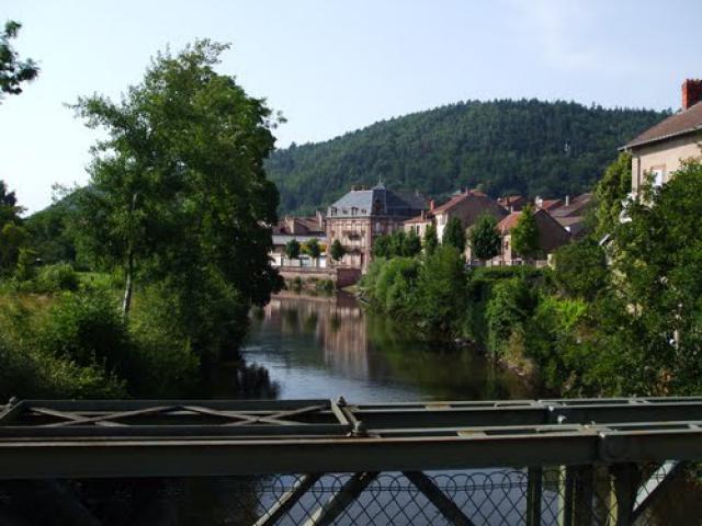 Raon l'Étape : Vue depuis la passerelle , Rue de la Piscine