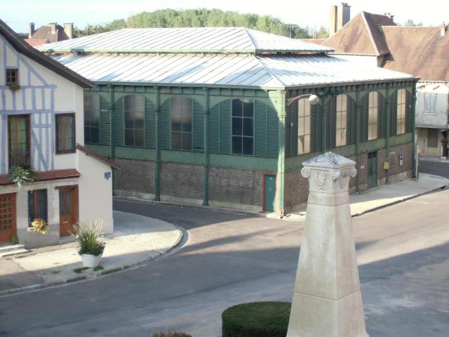 Construite en 1888, vue de la place de l'église