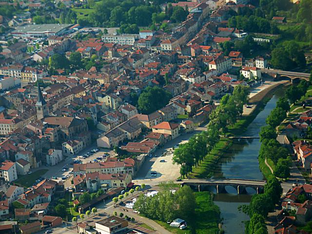 Vue aérienne sur la partie bourg de Mirecourt avec la rivière Madon qui coule sur la ville basse.