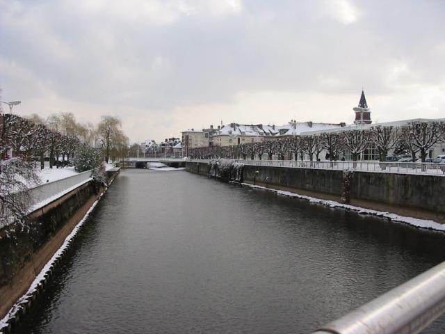 La Meurthe en hiver à Saint-Dié-des-Vosges, vue du pont d'Arlon