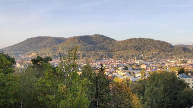 Le centre hospitalier situé en hauteur de la ville, offre une vue sur le centre-ville et les montagnes environnantes.