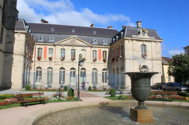 Ancien palais abbatial et fontaine de la place de Mesdames (Remiremont, Vosges, Lorraine, France)