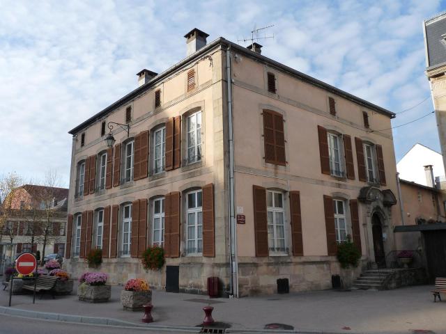 Remiremont, 10 place Henri Utard. Actuel presbytère. Ancienne maison canoniale de la comtesse Marie-Louise-Catherine de Monspey, dernière…