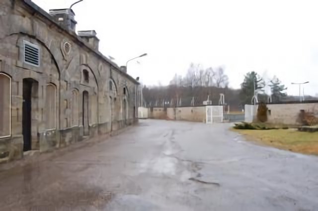Le casernement du fort des Adelphes