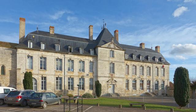 La mairie de Saint-Bris-le-Vineux.