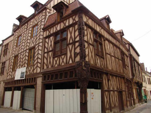 this house at the old Place du Marche de Porcs is worth to be restaurated