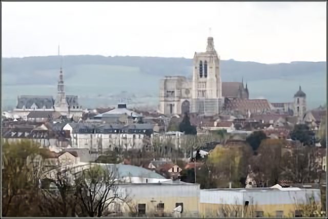 Sens 89 (Hôtel de ville, cathédrale Saint-Étienne pris de Paron)