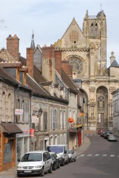 Villeneuve sur Yonne, jadis Villefranche le Roy, aux confins de l’Ile de France, de la Champagne et de la Bourgogne, possède un des plus…