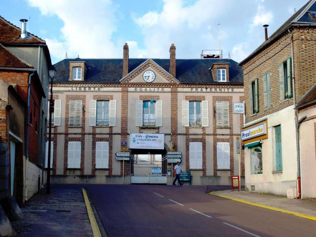 Thorigny-sur-Oreuse (Yonne, France) ; école