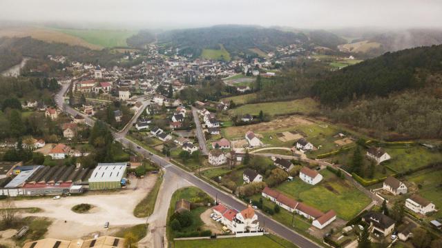 Photo aérienne en drone de Cravant dans le brouillard, Yonne, France.
