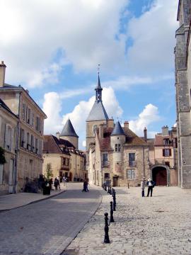 Avallon dans l'Yonne - Tour de l'Horloge et maison des Sires de Domecy sur la Place Saint Lazare. Août 2006