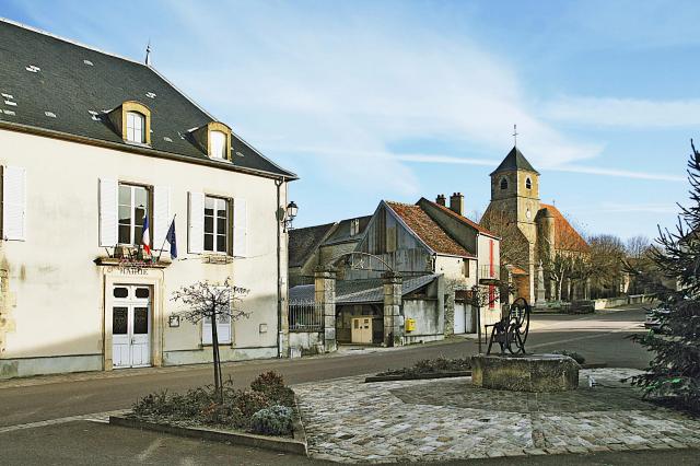 Place de la mairie et église de Joux-la-Ville