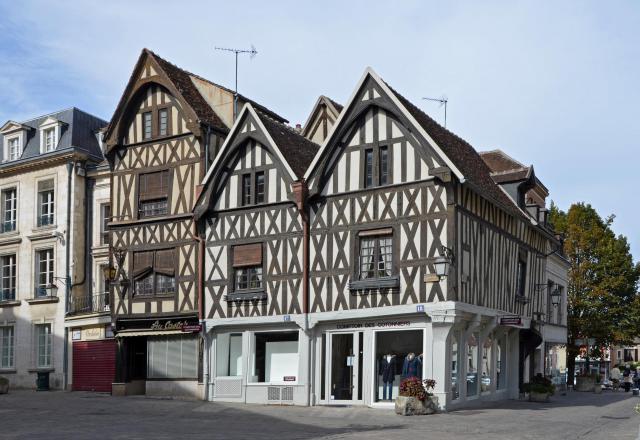 Place de l’Hôtel de Ville à Auxerre, Yonne, Bourgogne, France