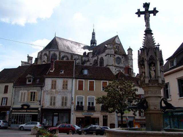 historical standpipe and the church St.Sépulcre (16th century)