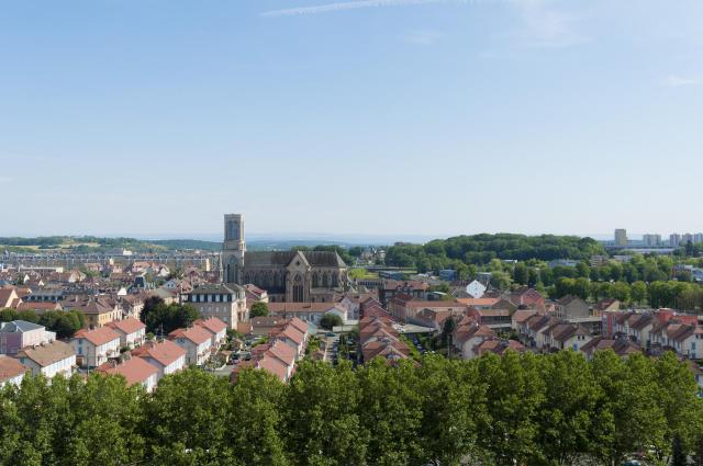 Anciennes cites ouvrières Alsthom et son église St Joseph .