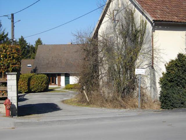 Petite rue des Prés Lit d'Eau, caractéristique dans Froidefontaine