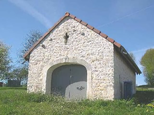 Village de Dorans (Territoire de Belfort) Remise de la pompe à incendie construite au 17ème siècle Photo prise le 20/04/2004 par LP90…