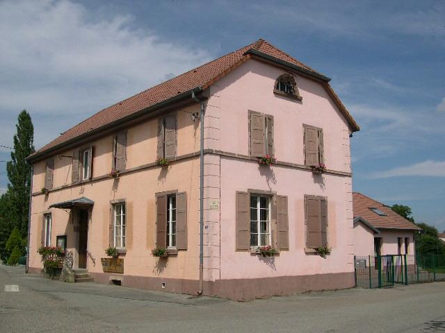 Village d'Eguenigue (Territoire de Belfort), la mairie Photo prise par LP90 en juillet 2004 Copyright : Licence GFDL LP90 juillet 2004