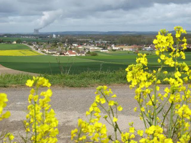 Village de Crancey (Aube) et panache de la centrale électrique dans leur cadre de colza. (avril 2012)
