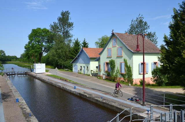 Ecluse sur le Canal du Rhone au Rhin vers Bretagne, Territoire de Belfort, ,Franche-Comté, France. Le canal est longé par une piste…