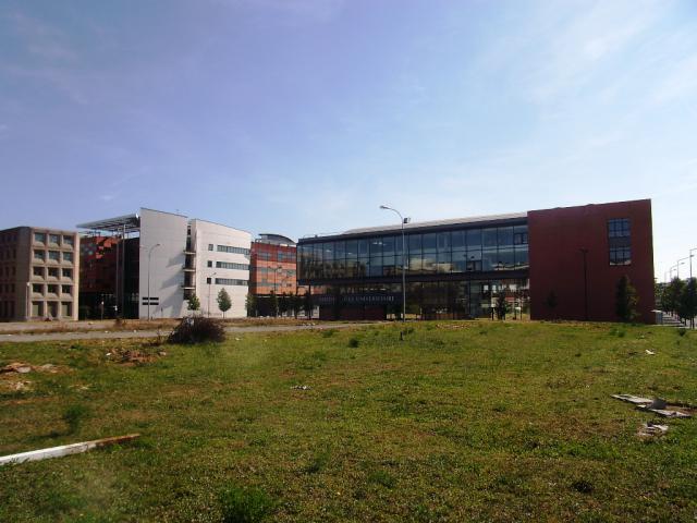 Bâtiment des sciences et bibliothèque de l'Université d'Évry-Val-d'Essonne