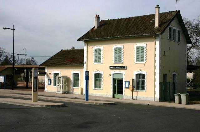 Gare de Mennecy. Le batiment voyageurs.