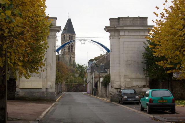 L'ancienne porte de Paris et l'église Saint-Pierre de Mennecy / Mennecy, Essonne, France