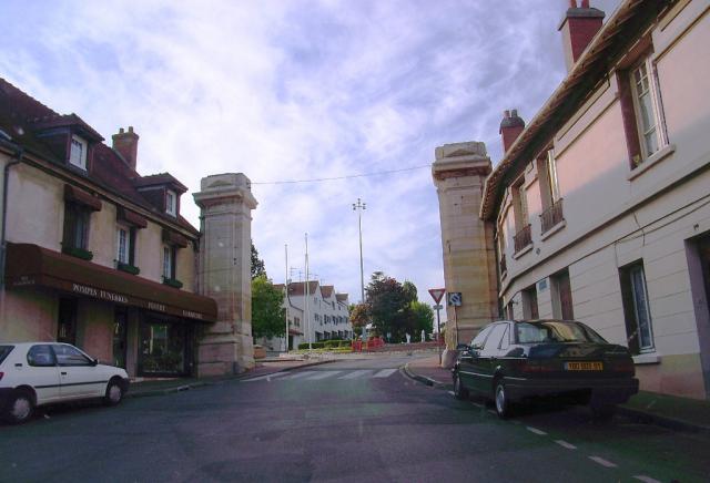 Grande rue et porte de Paris à Arpajon (Essonne, France).