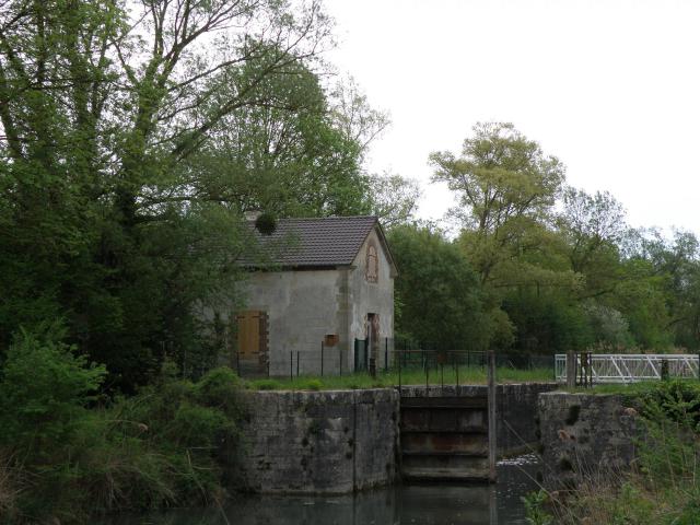 Ecluse de Vallant sur le canal de la Haute-Seine. 10170 Vallant-Saint-Georges