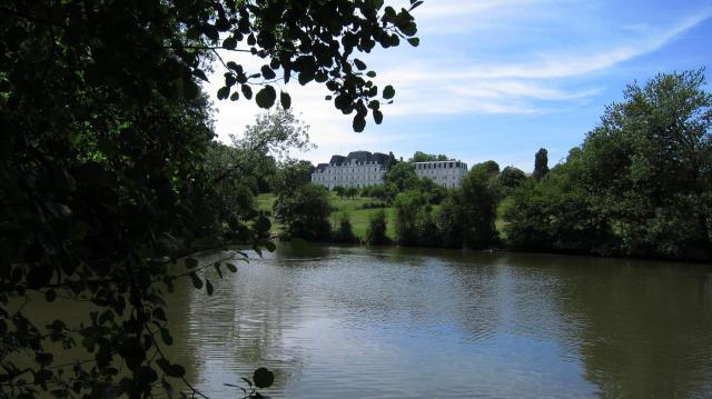 Longpont-sur-Orge (Essonne, France) - Bassin de Lormoy et château de Lormoy dans le parc de Lormoy.