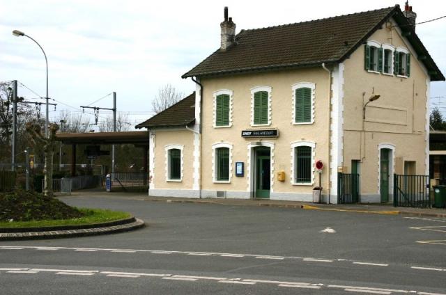 Gare de Ballancourt. Le batiment voyageurs.