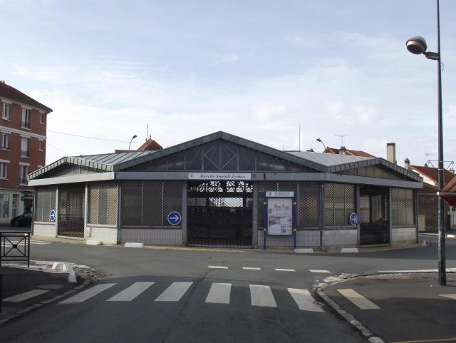 Marché Anatole France à Vigneux-sur-Seine (Essonne, Île-de-France, France).