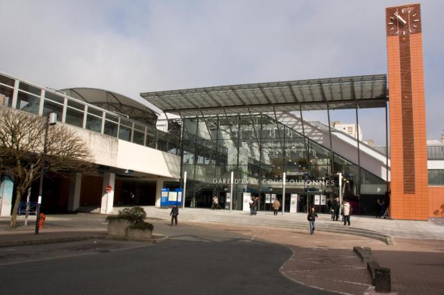 Gare d'Evry-Courcouronnes , Evry, département de l'Essonne, France
