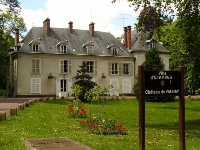 Le château de Valnay à Etampes (Essonne, France). XVIIIe siècle à 1909.