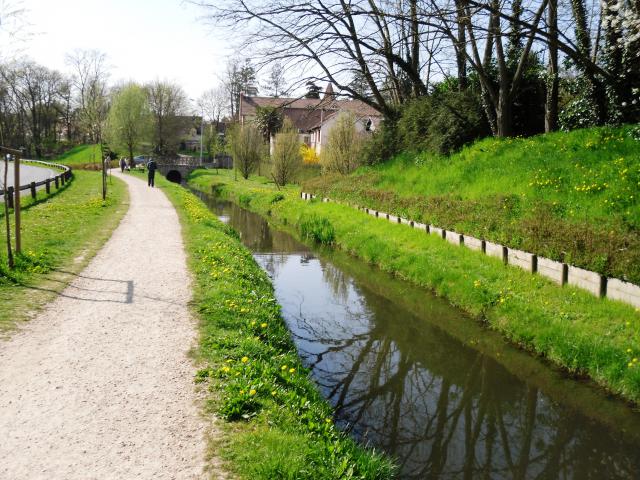 La rivière la Bièvre entre Massy et Verrières-le-Buisson (à droite)(91)