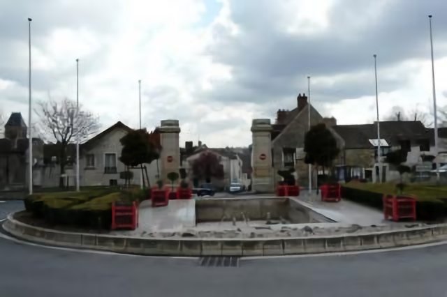 Arpajon, rond-point et son décor devant la porte de Paris