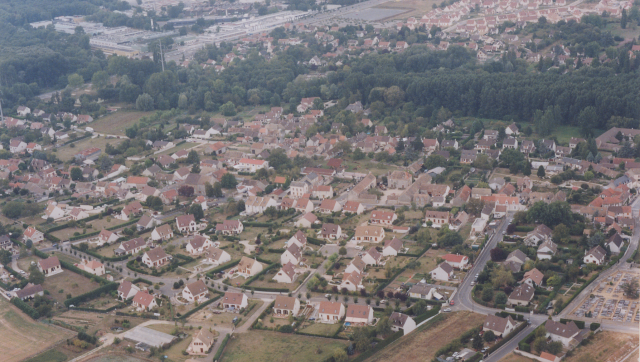 Bouray-sur-Juine, Essonne, Ile-de-France, France. Vue d'avion. La rue vue dans l'alignement est la rue de la Pingaudière.