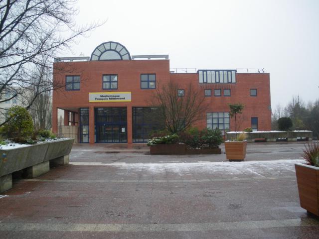 Médiathèque municipale, Les Ulis, Essonne, France.